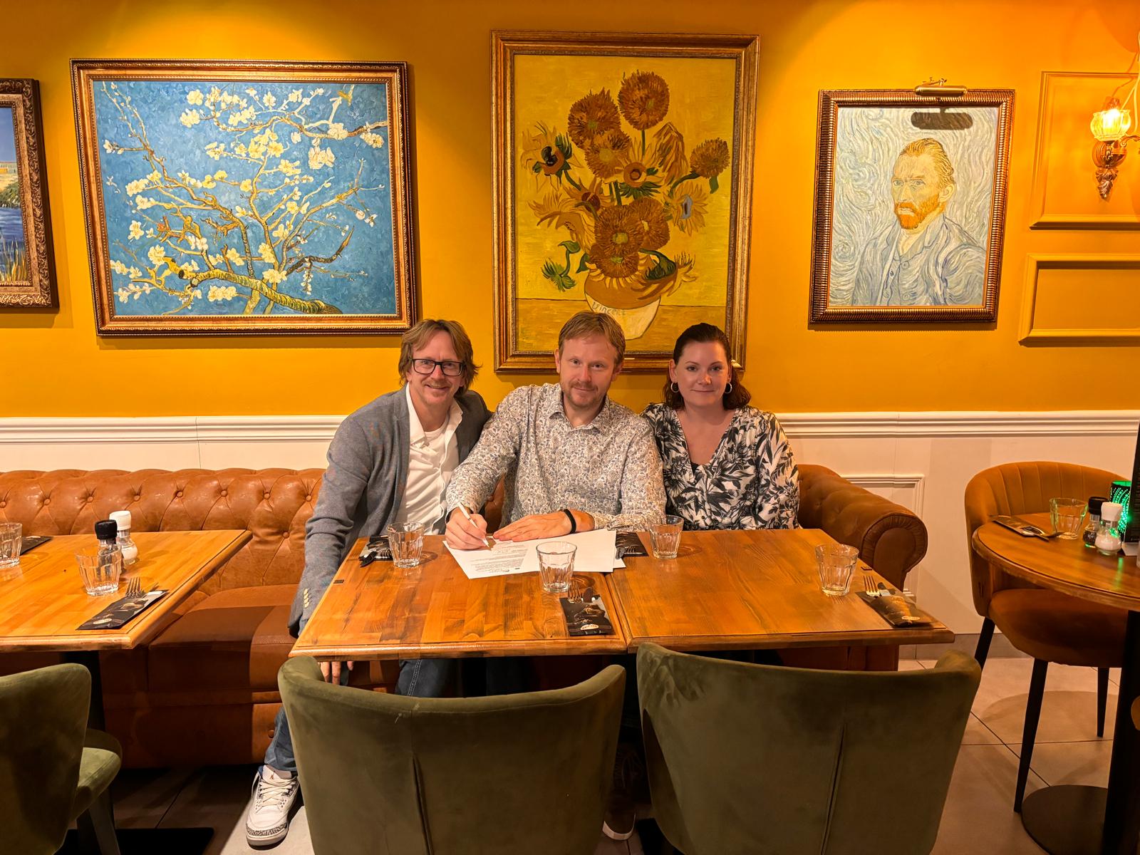Robbert en Laura met gast bij Van Gogh-schilderijen