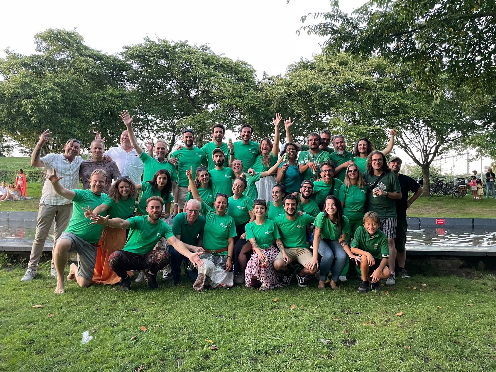 Lokaal Camaleón-team in Andalusië in groene shirts