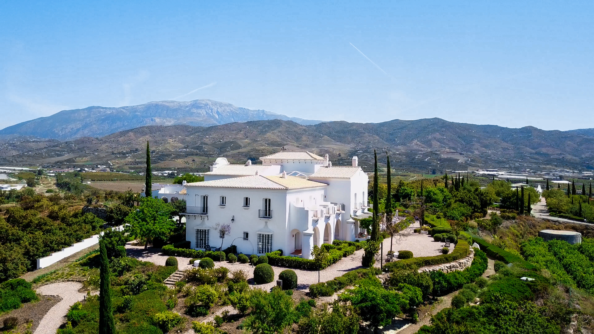Wit landgoed met cipressen en bergzicht in Andalusië